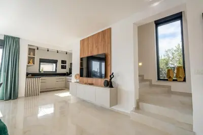 TV i/ili zabavni centar u objektu Moderne Villa in Brodarica mit Meerblick & Pool - bei Šibenik