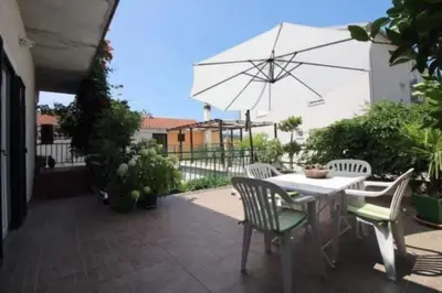 Popločani dio dvorišta ili vanjski dio objekta Spacious Tisno seaside apartment 6 guests