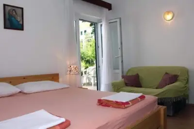 Krevet ili kreveti u jedinici u objektu Spacious Tisno seaside apartment 6 guests