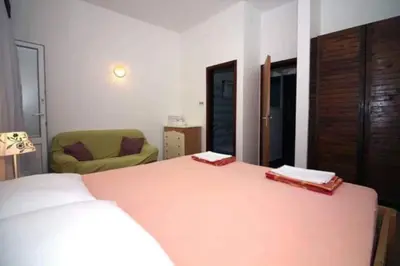 Krevet ili kreveti u jedinici u objektu Spacious Tisno seaside apartment 6 guests