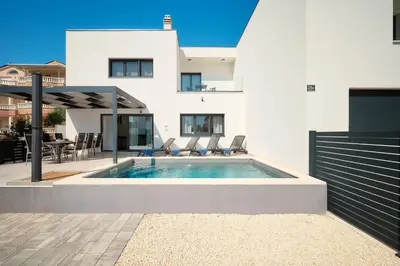 Bazen u objektu Villa Ante Vodice ili u blizini