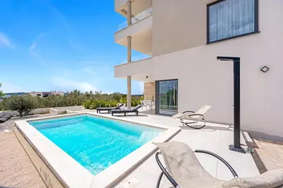 Bazen u objektu Apartment Maslina mit privatem Salzwasserpool ili u blizini