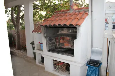 Oprema za roštilj dostupna gostima apartmana