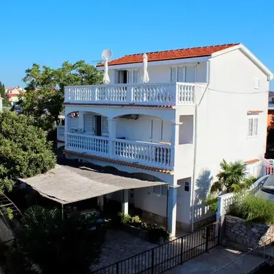 Apartments with parking space Pirovac