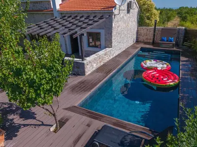 Bazen u objektu Krka home ili u blizini