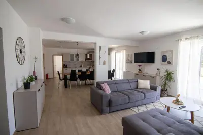 TV i/ili zabavni centar u objektu Villa Skelin
