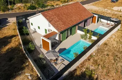 Bazen u objektu Casa Olive ili u blizini