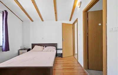 Krevet ili kreveti u jedinici u objektu Amazing Apartment In Brodarica With Wifi