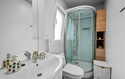 Kupaonica u objektu Awesome Home In Pirovac With Swimming Pool