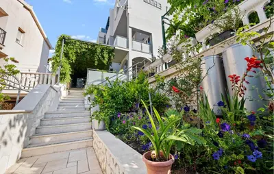 Vrt u objektu 1 Bedroom Gorgeous Apartment In Zaboric-Brodarica