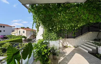 Vrt u objektu Gorgeous Apartment In Zaboric-Brodarica With Wifi
