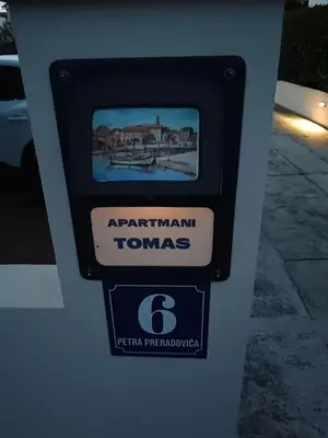 Certifikat, nagrada, logo ili neki drugi dokument izložen u objektu Apartments Tomas