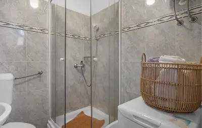 Kupaonica u objektu Stunning Apartment In Brodarica