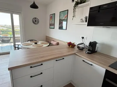 Kuhinja ili čajna kuhinja u objektu Family Apartment with Breathtaking Sea & Island Views