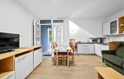 Kuhinja ili čajna kuhinja u objektu Cozy Apartment In Zaboric-Brodarica