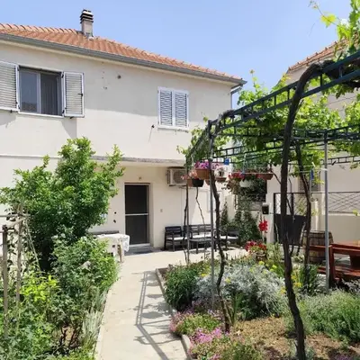 Apartments with parking space Murter - 5089