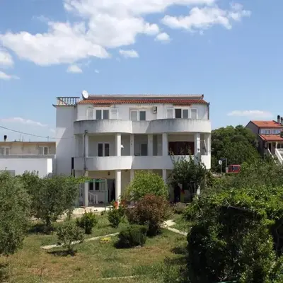 Apartments with a parking space Pirovac