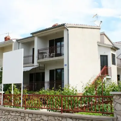 Apartments with parking space Brodarica