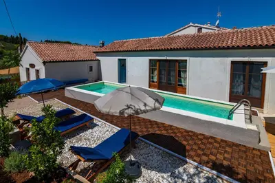 Bazen u objektu Island home Servantesa ili u blizini