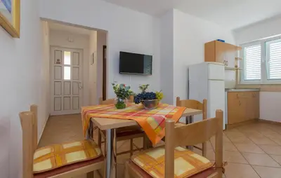 TV i/ili zabavni centar u objektu Gorgeous Apartment In Srima With Wifi