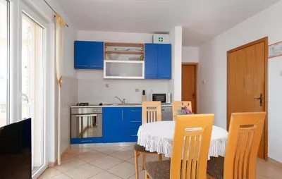 Kuhinja ili čajna kuhinja u objektu 2 Bedroom Gorgeous Apartment In Razanj