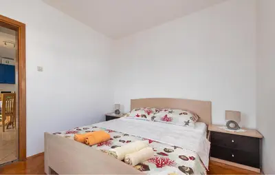 Krevet ili kreveti u jedinici u objektu 2 Bedroom Gorgeous Apartment In Razanj