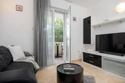 TV i/ili zabavni centar u objektu Apartments and rooms with parking space Rogoznica - 10339