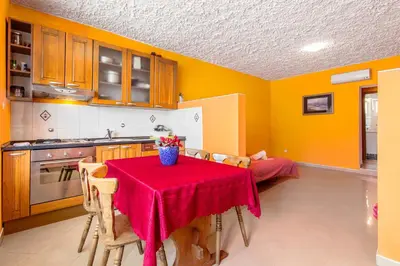 Kuhinja ili čajna kuhinja u objektu Apartment Sparadici 10015b