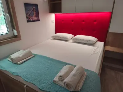 Krevet ili kreveti u jedinici u objektu Sunrise Wellbeing mobile home for mindful, vegetarian, active rest, just 35 meters from the sea