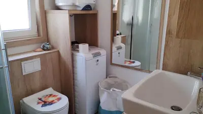 Kupaonica u objektu Sunrise Wellbeing mobile home for mindful, vegetarian, active rest, just 35 meters from the sea