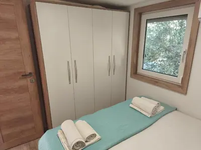 Krevet ili kreveti u jedinici u objektu Sunrise Wellbeing mobile home for mindful, vegetarian, active rest, just 35 meters from the sea