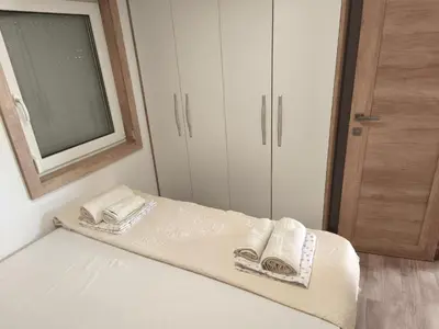 Krevet ili kreveti u jedinici u objektu Sunrise Wellbeing mobile home for mindful, vegetarian, active rest, just 35 meters from the sea