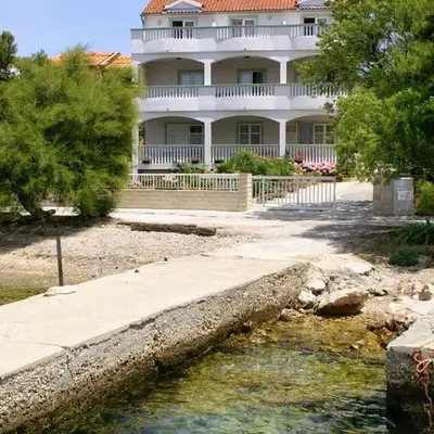 Apartments by the sea Brodarica