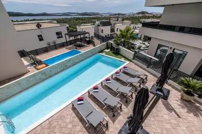 Bazen u objektu Villa Azzura ili u blizini