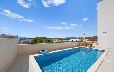 Bazen u objektu Cozy Apartment In Razanj With Wifi ili u blizini