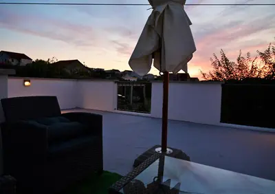 Pogled na izlazak ili zalazak sunca iz apartmana