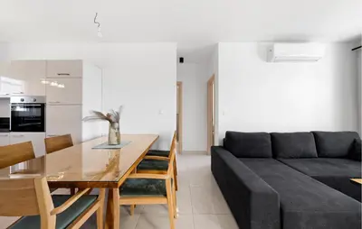 Kuhinja ili čajna kuhinja u objektu 2 Bedroom Beautiful Apartment In Razanj