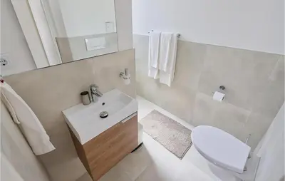 Kupaonica u objektu 1 Bedroom Stunning Apartment In Vodice