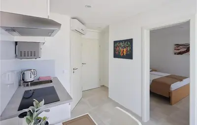 Kuhinja ili čajna kuhinja u objektu 1 Bedroom Stunning Apartment In Vodice