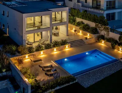 Bazen u objektu NEW, Luxury Villa for 8 with Heated Pool & Spectacular Sea Views ili u blizini