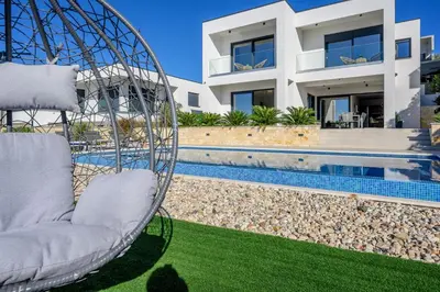 Bazen u objektu NEW, Luxury Villa for 8 with Heated Pool & Spectacular Sea Views ili u blizini