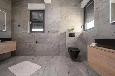 Kupaonica u objektu NEW, Luxury Villa for 8 with Heated Pool & Spectacular Sea Views
