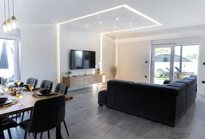 TV i/ili zabavni centar u objektu Holiday Home Nena I Pet-friendly retreat with private pool, near Šibenik