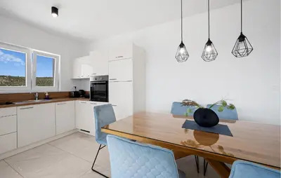 Kuhinja ili čajna kuhinja u objektu 2 Bedroom Pet Friendly Apartment In Razanj
