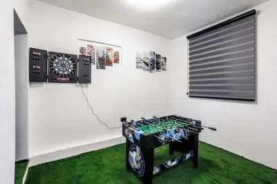 Soba za igre u objektu Beachfront Villa Marivi with Pool, Jacuzzi and Game Room