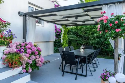 Vrt u objektu Modern apartment with an outdoor jacuzzi
