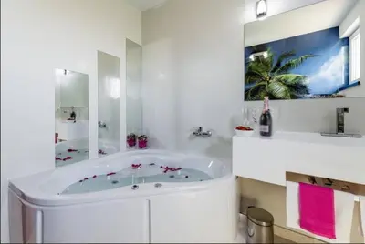 Kupaonica u objektu Luxury Apartment with Private Heated Pool