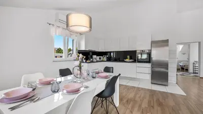 Kuhinja ili čajna kuhinja u objektu Villa S by Villas Guide