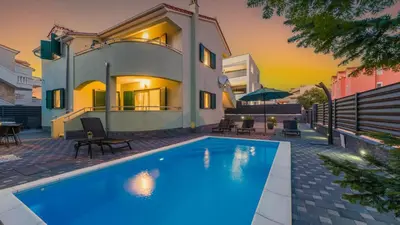 Bazen u objektu Villa S by Villas Guide ili u blizini
