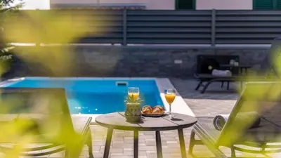 Bazen u objektu Villa S by Villas Guide ili u blizini